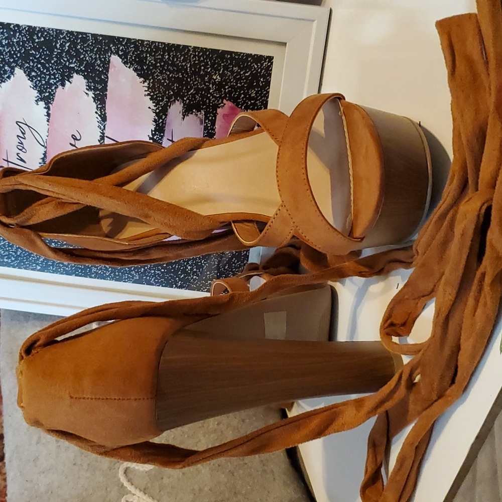 NIB Whiskey Faux Suede Platform Heels - Picture 6 of 11
